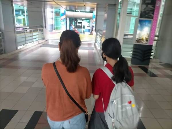 新加坡探訪父親後回不來 中學生滯新一年 終返國