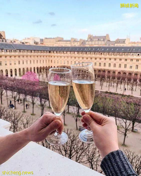 “我假装大学生勾引我在新加坡的老公......”