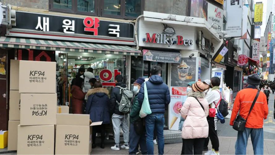 新加坡为什么不封城，不带口罩。