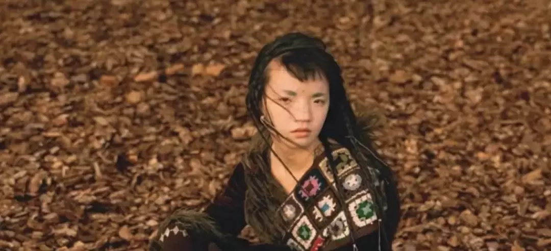 因为眯眯眼,她拍的这些照片被指辱华!外国女生做了这个姿势后,新加坡人也怒了