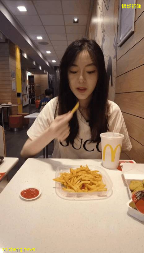 美女小姐姐实拍!这个麦当劳汉堡太好吃了!只在新加坡才有