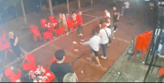 全員抓獲！唐山打人男子，如果在新加坡，會被鞭刑