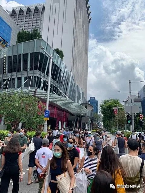 报复性消费！新加坡解封第一个周末，商场人流暴增80%，销售额增长高至130%