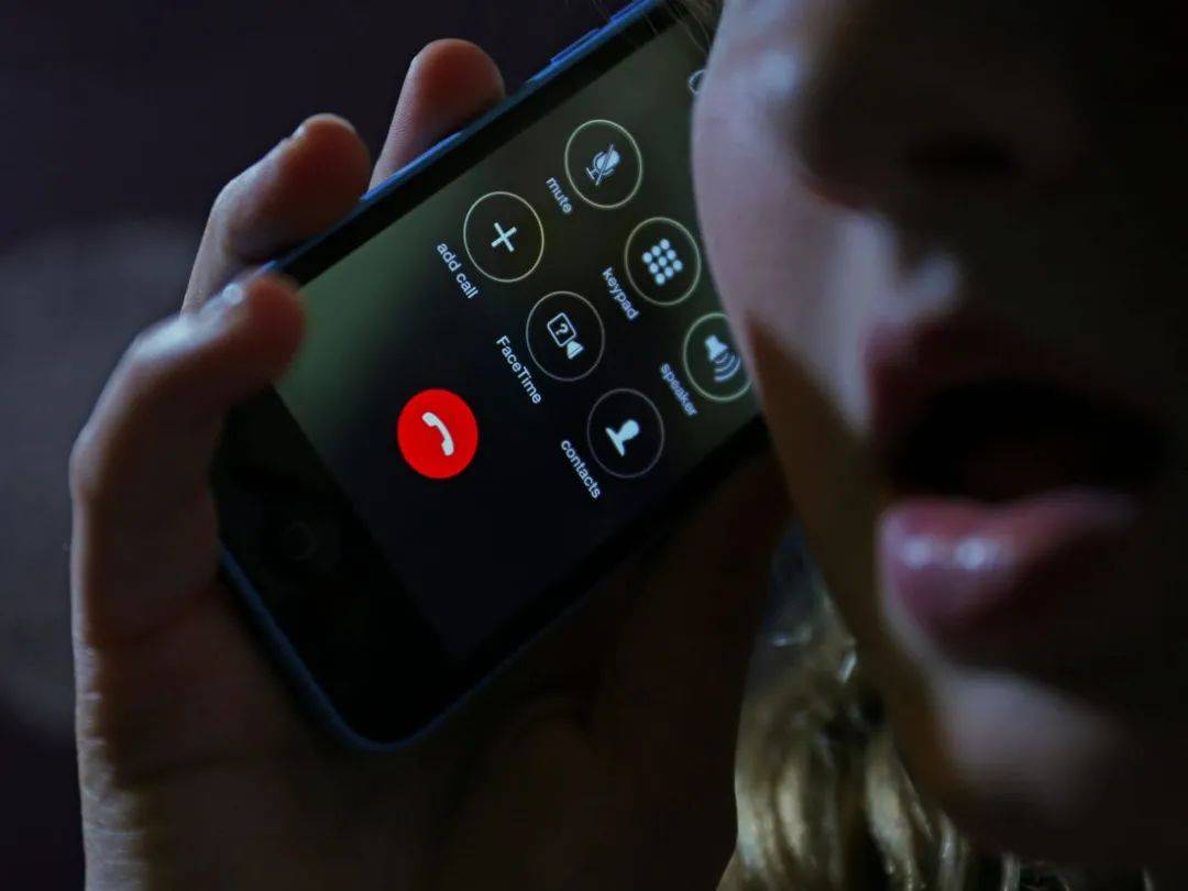 因爲這件小事,新加坡男子暴打老婆、威脅跳樓、搶警察手槍