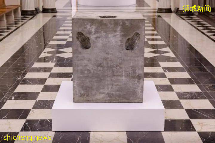 新加坡国家美术馆里这个焦黑躺平趴在地上的“躯体”,跟物理学和针灸穴位有啥关系