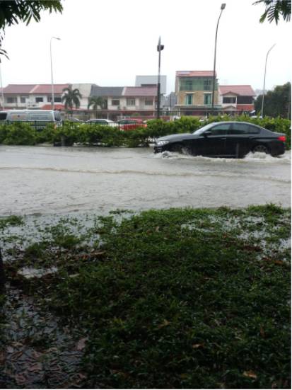 昨天!新加坡遭40年来最强暴雨袭击,全岛多处被洪水淹没,驾车犹如水中行船