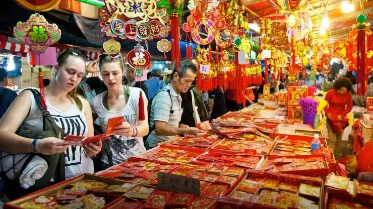 新加坡过年比中国还热闹！抢头香、换新钞、送橘子……你还知道哪些习俗