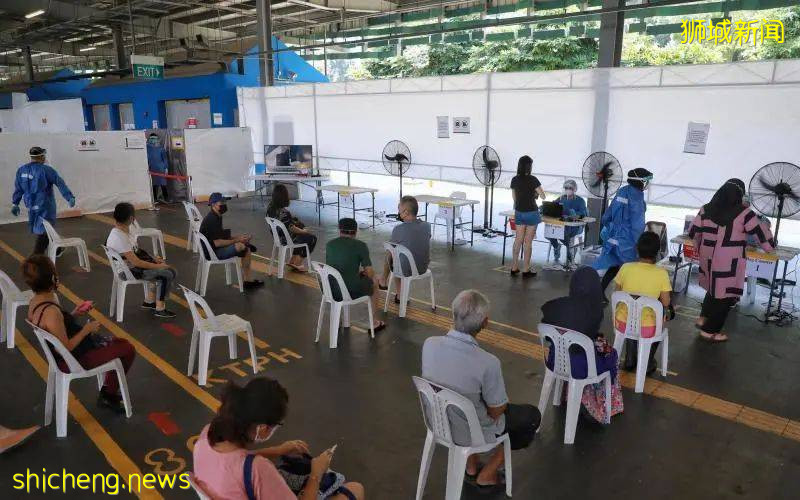 7月26日和27日,新加坡民众可到两个居民委员会中心领取自助检测仪
