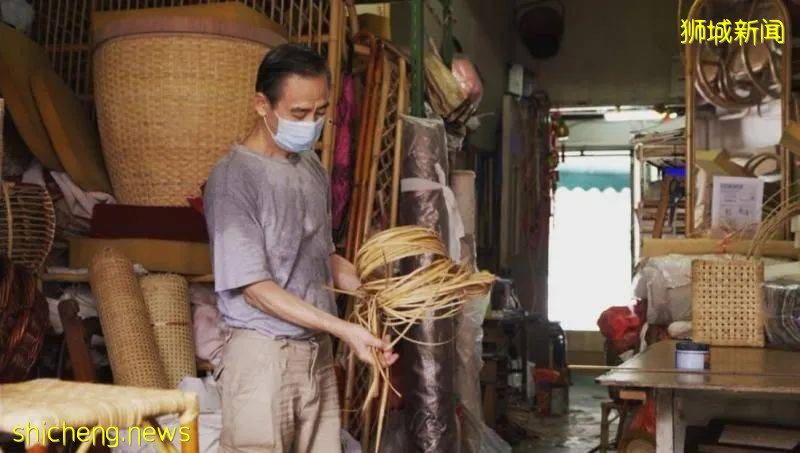 一邊給幼童坐,一邊給大人坐,見識下古早母子椅!承載幾代新加坡人回憶的竹藤手藝至今可好