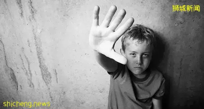 新加坡一对夫妇将五岁儿子关在猫笼中虐待,用热水活活将孩子烫死,或将面临死刑