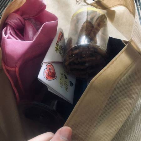 收到妻子新山寄来包裹 内藏女儿手绘全家福 越堤爸爸哭了