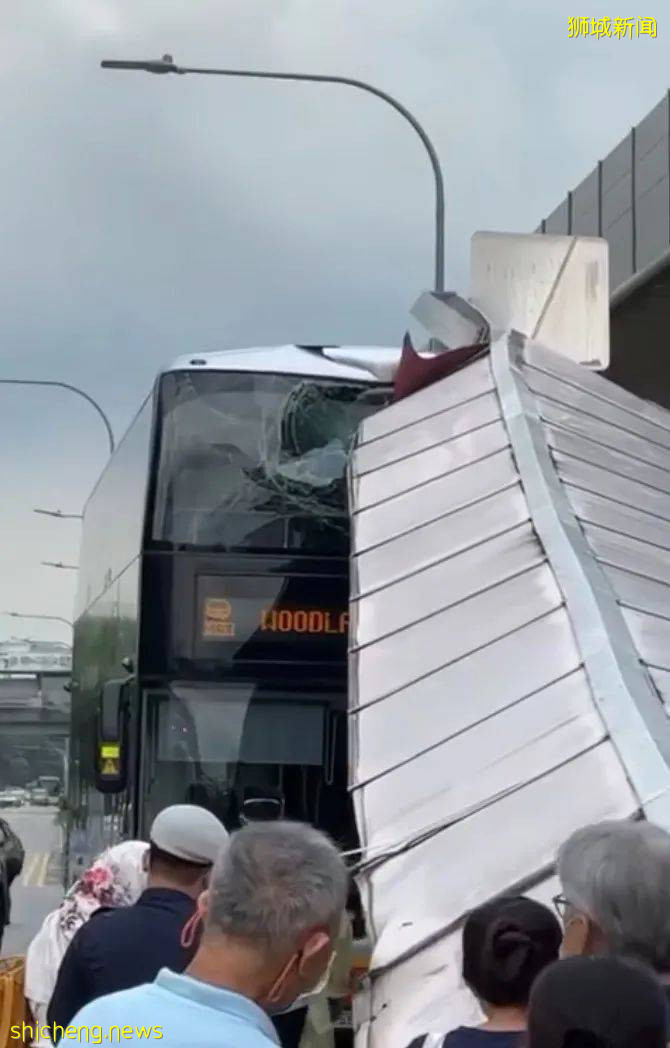 實拍新加坡巴士撞進德士站!頂棚倒塌、多人受傷,部長到場