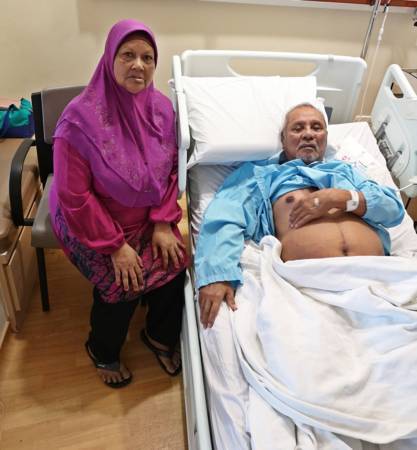 德士撞到过路老翁 司机竟指助行车超速