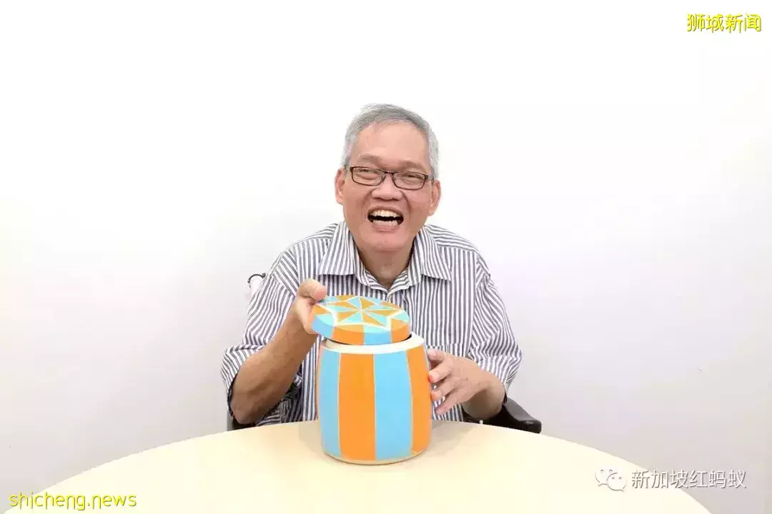 不忌諱討論身後事：新加坡老人爲自己設計個性化骨灰甕