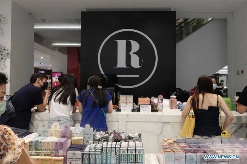 实拍!新加坡这家商场被挤爆!网站也刷爆