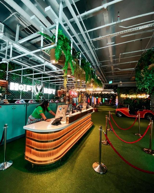 新加坡花式玩法⛳️Holey Moley 逼格爆棚的迷你高尔夫球酒吧!球场、酒吧、餐厅合为一体