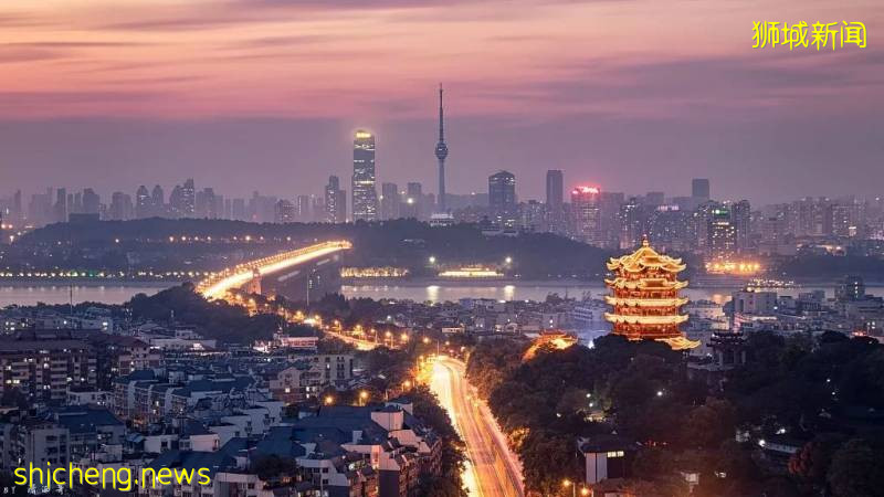 武汉3000人超级派对让世界羡慕!新加坡网友炸了:让美国好好看看