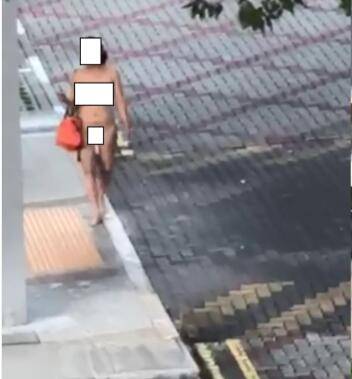 新加坡街頭再現裸女，一絲不挂、提著包包、不戴口罩