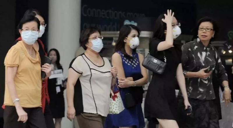 新加坡大学宿舍里的暖心故事：大家轮流给被隔离的同学送餐