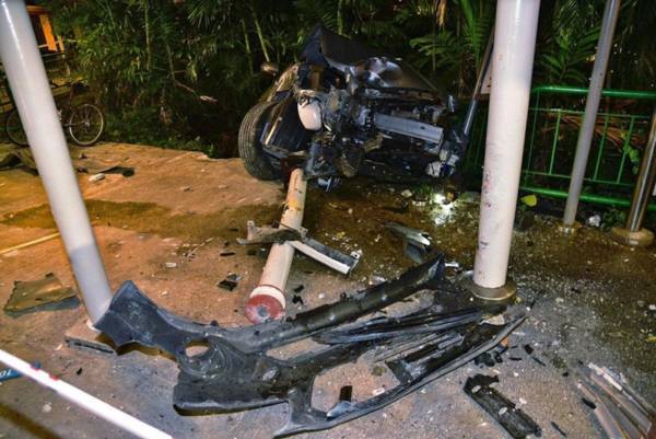 轿车失控冲入巴士站 撞倒候车男子