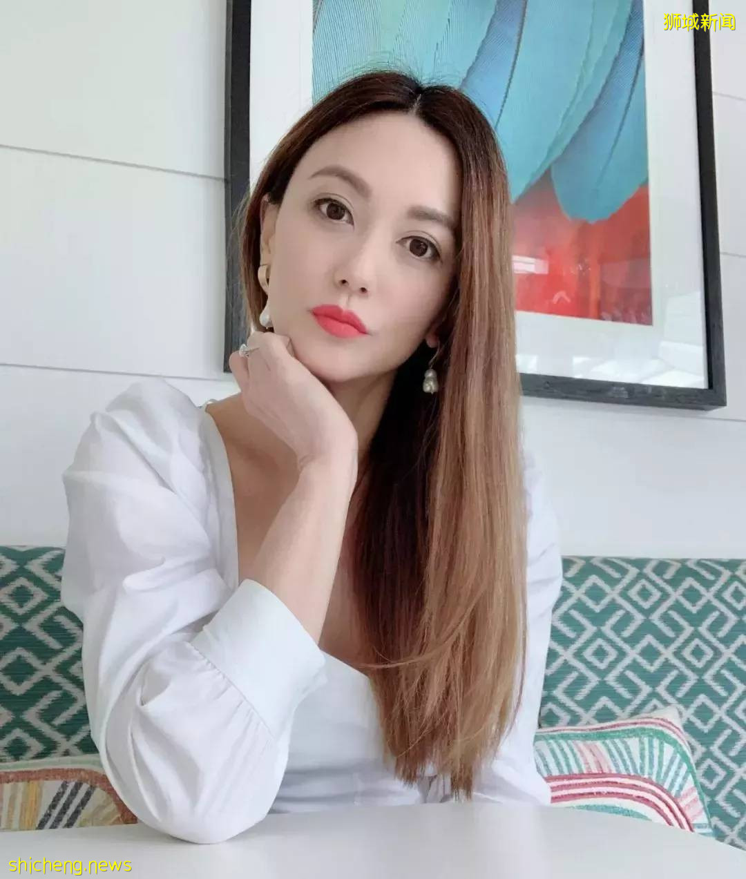 新加坡童年女神隐婚10年，41岁嫁富豪老公，50岁美成了天仙