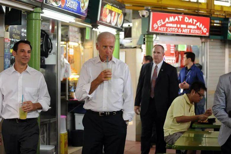 李顯龍發文祝賀拜登！拜登曾在新加坡街頭閑逛，買了一杯甘蔗汁