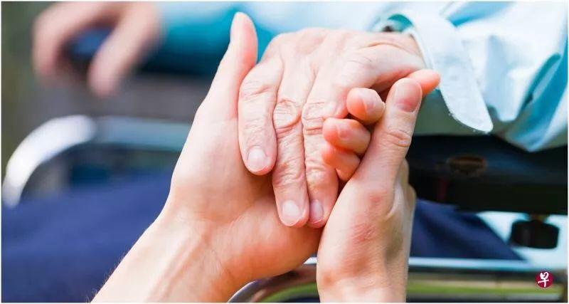 岂有此理！退休老人当义工却被慈善机构职员呼来喝去