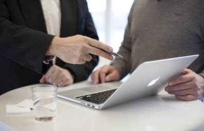 憑什麽？同樣的條件他在新加坡PR剛獲批，僅用4個多月