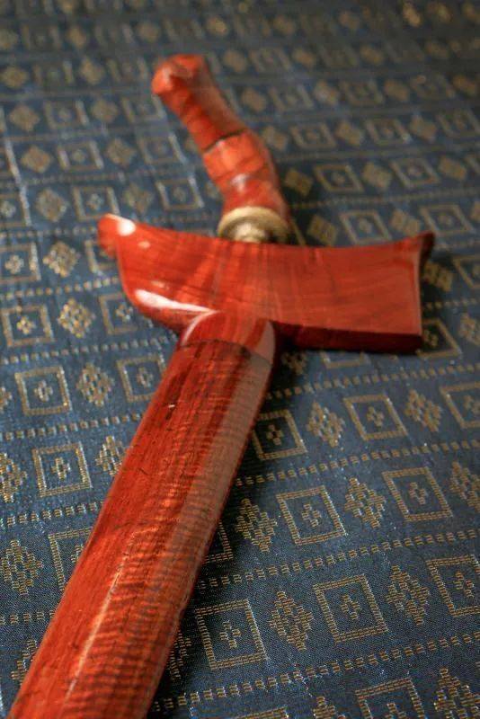 身体是弯曲的“娜迦”蛇神;把是含羞的公主,此物为残酷的雅美