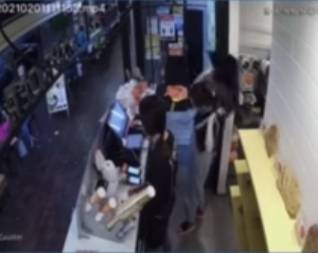 中國女留學生討薪被掌掴、踢飛！唐人街爆發抗議遊行！新加坡也有這種事嗎