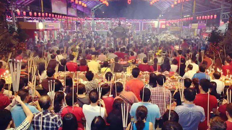 坡岛人今晚通宵干这件事,庆祝他的生日