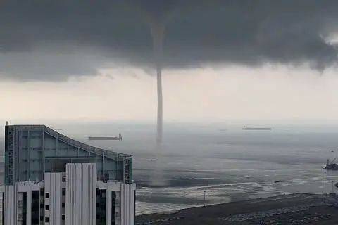 昨天下午新加坡南部海域地区惊现水龙卷!据说平均每年会出现3次