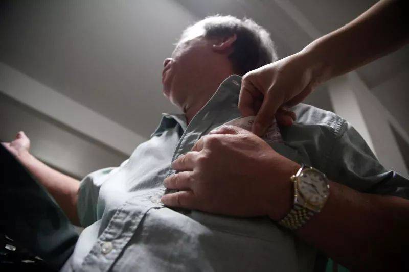 小心！她们装哑博同情，伸手进你口袋掏钱