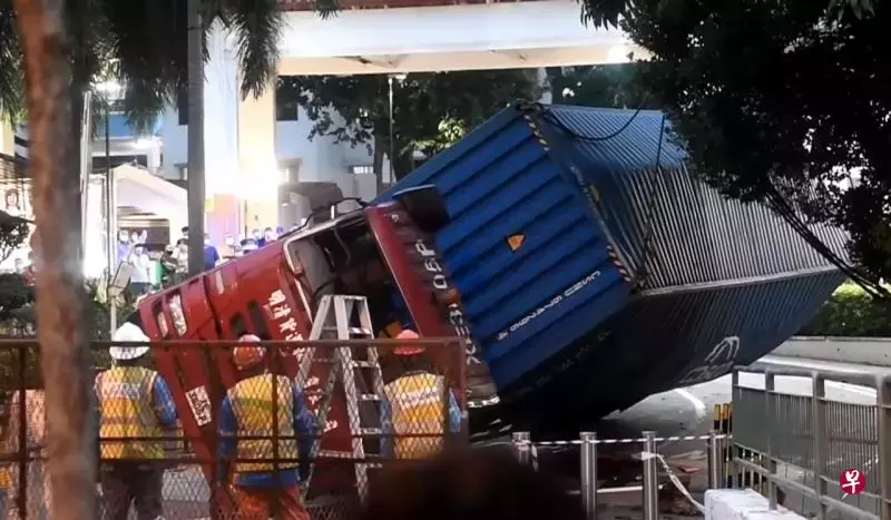 货柜拖车侧翻 七小时才“扶正”   司机受伤送院