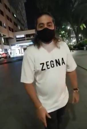 带华人女友逛街   印裔遭华男羞辱   “把华人女子当猎物 ， 你种族主义！ ” 