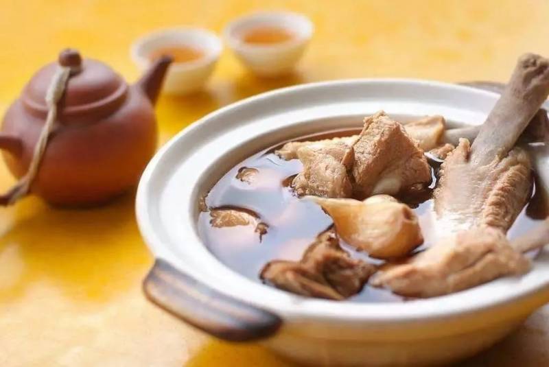 玩轉獅城風味！享譽世界的新加坡肉骨茶，究竟有多美味