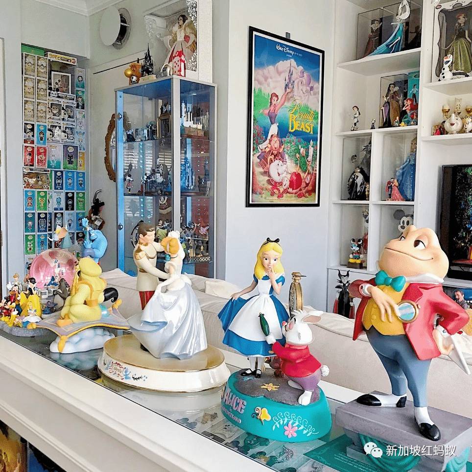 新加坡狂熱收藏家把組屋打造成迷你“迪士尼”，門裏門外兩個世界