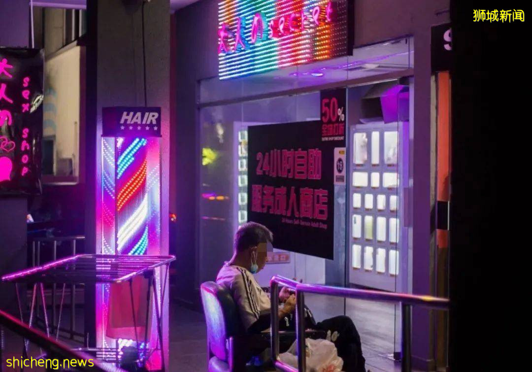 新加坡警察突袭7间按摩店,店内装潢曝光!两妇女因卖淫被捕