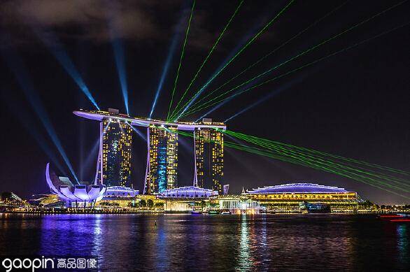 新加坡的標志性酒店,橫跨三棟大樓的空中花園讓你登臨世界之巅