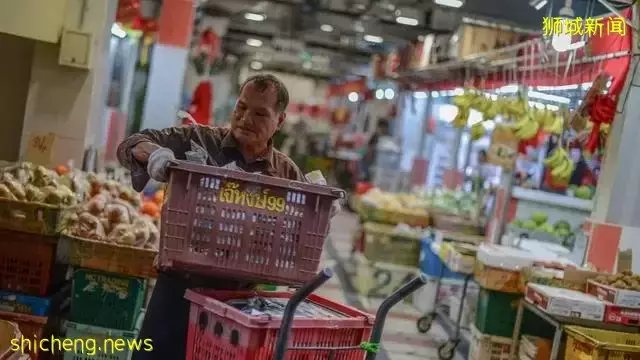 新加坡人靠啥养老：自己养自己，70岁也得端盘打工