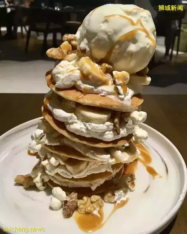 🥞层层叠起的松饼塔,让你开启Brunch美食派对!每个星期日限时推出,来So Singapore享受大餐咯