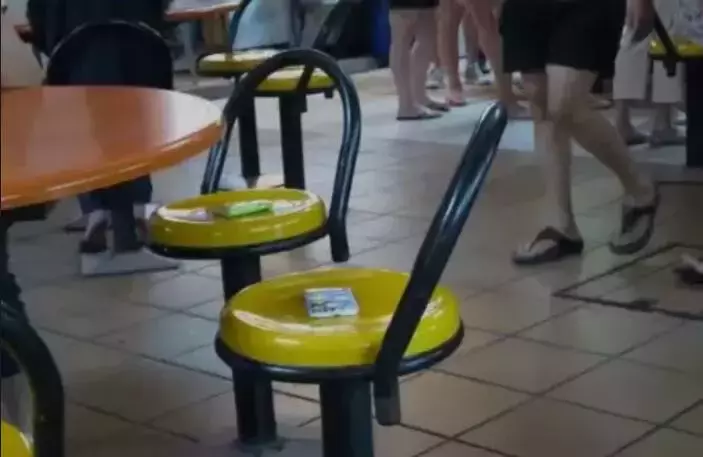 新加坡爱心老板跨年发爱心干粮，被“霸位”大叔大妈整得哭笑不得