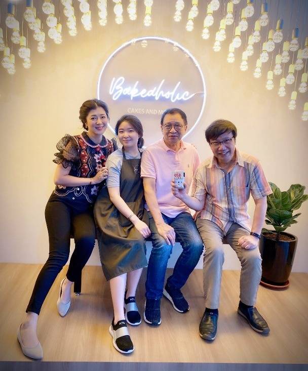 爱女在狮城开Cafe　许绍雄留守店内做“招财猫” 