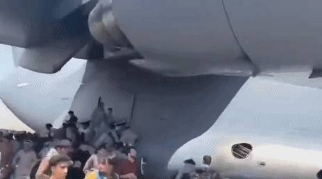 李光耀又“神預言”了美國和阿富汗？一夜變天！難民扒飛機高空跌落，自拍視頻曝光