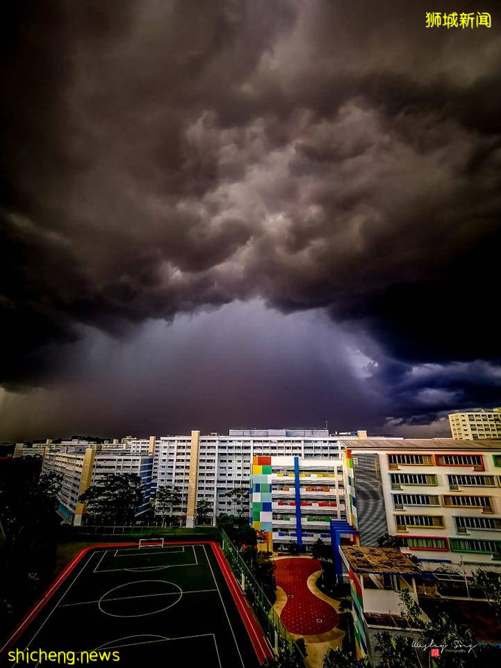 刷屏！黑雲壓城、電閃雷鳴...大雨前的新加坡超有“大片感”