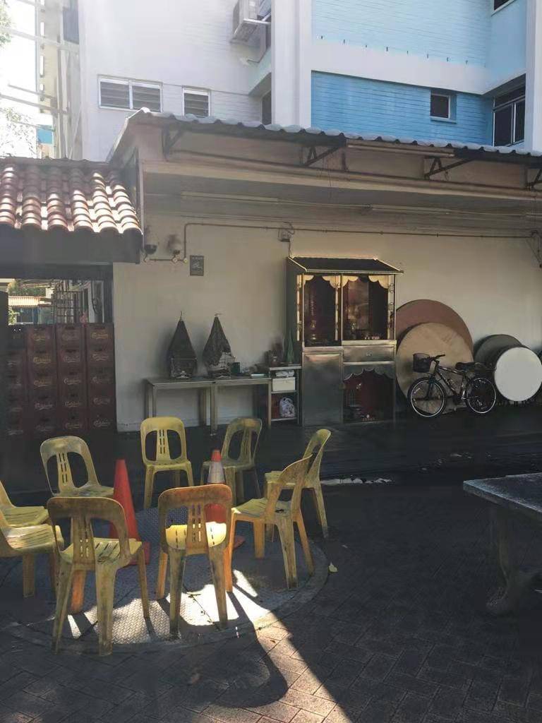 太慘了，回家路上從破井蓋掉下，到底是誰的錯