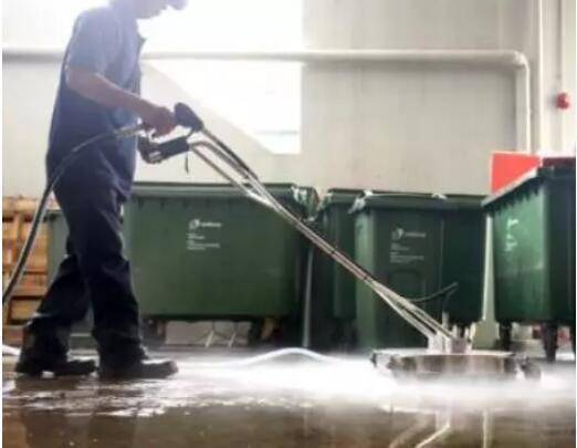 新加坡清潔工一月底薪5000元，怪不得那麽多大馬客工翻堤來坡