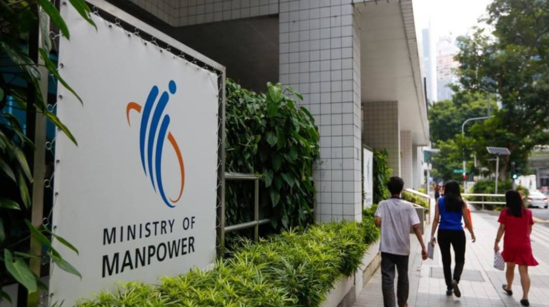 新加坡移民厅去年签发32万本护照,比往年锐减近50%