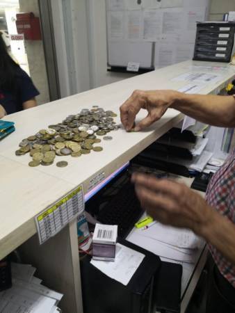 不满车轮被上锁 补习老师硬币缴罚款