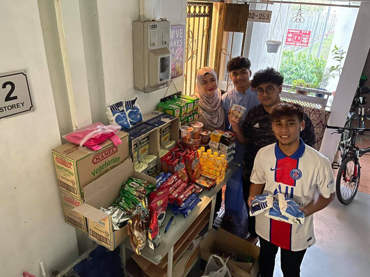 組屋驚現免費“迷你雜貨鋪”🆓 馬來同胞齋戒月期間做善事！門口擺放餅幹、飲料、大米等免費領取👏🏻